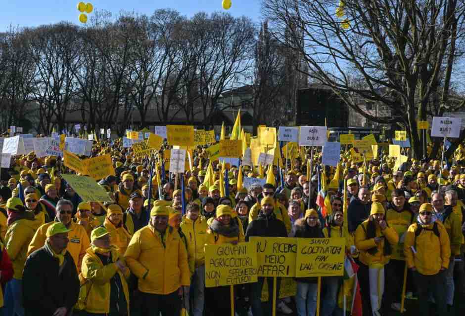 A Parma il corteo organizzato da Coldiretti, diretto alla sede di Efsa, l'Autorit&agrave; europea per la sicurezza alimentare (Ansa)&nbsp;<br />