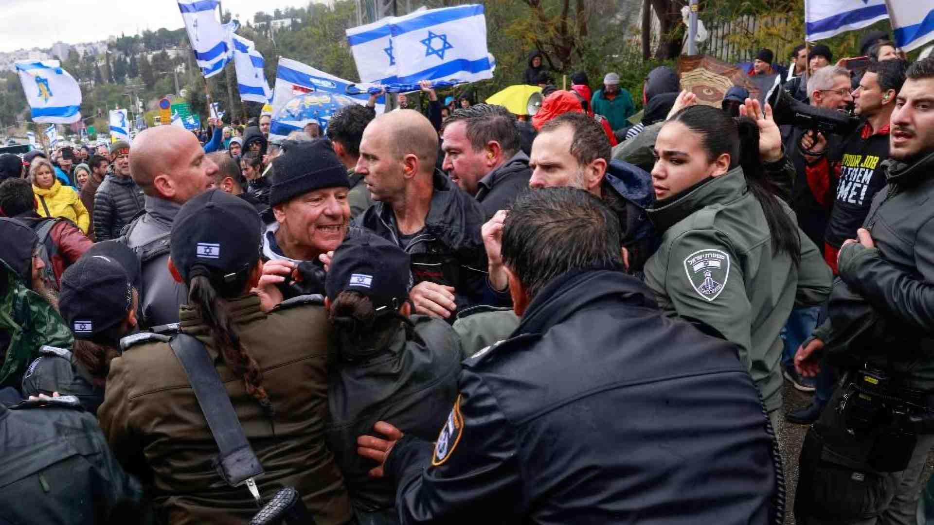 Immagine di Cariche e cannoni d'acqua sulle proteste: Netanyahu tira dritto e bombarda