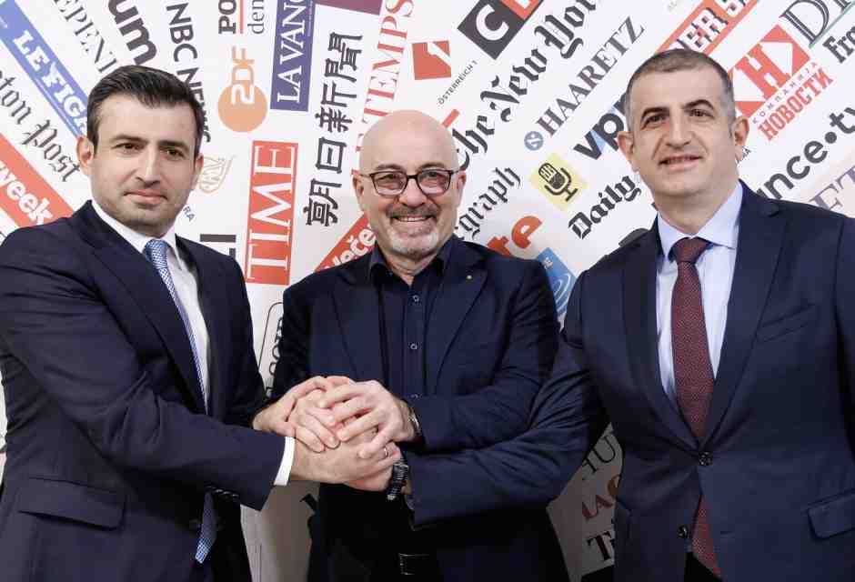 L&rsquo;ad di Leonardo Roberto Cingolani (al centro), il presidente di Baykar Sel&ccedil;uk Bayraktar (sx) e l&rsquo;ad di Baykar Haluk Bayraktar (foto LaPresse)