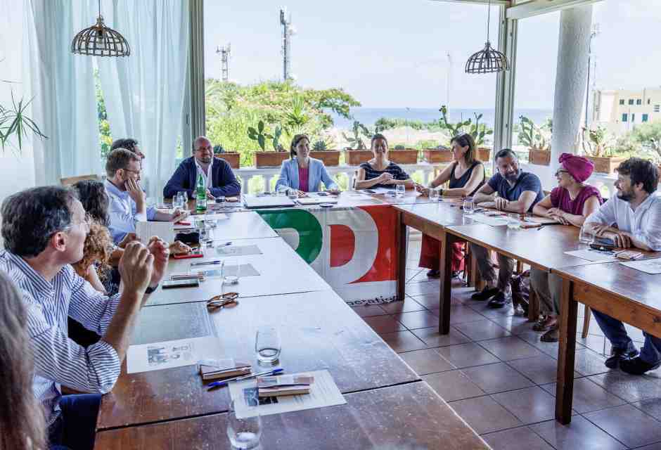 Un'immagine della riunione della segreteria nazionale del Partito Democratico a Ventotene nel 2023 (foto LaPresse)<br />&nbsp;<br />