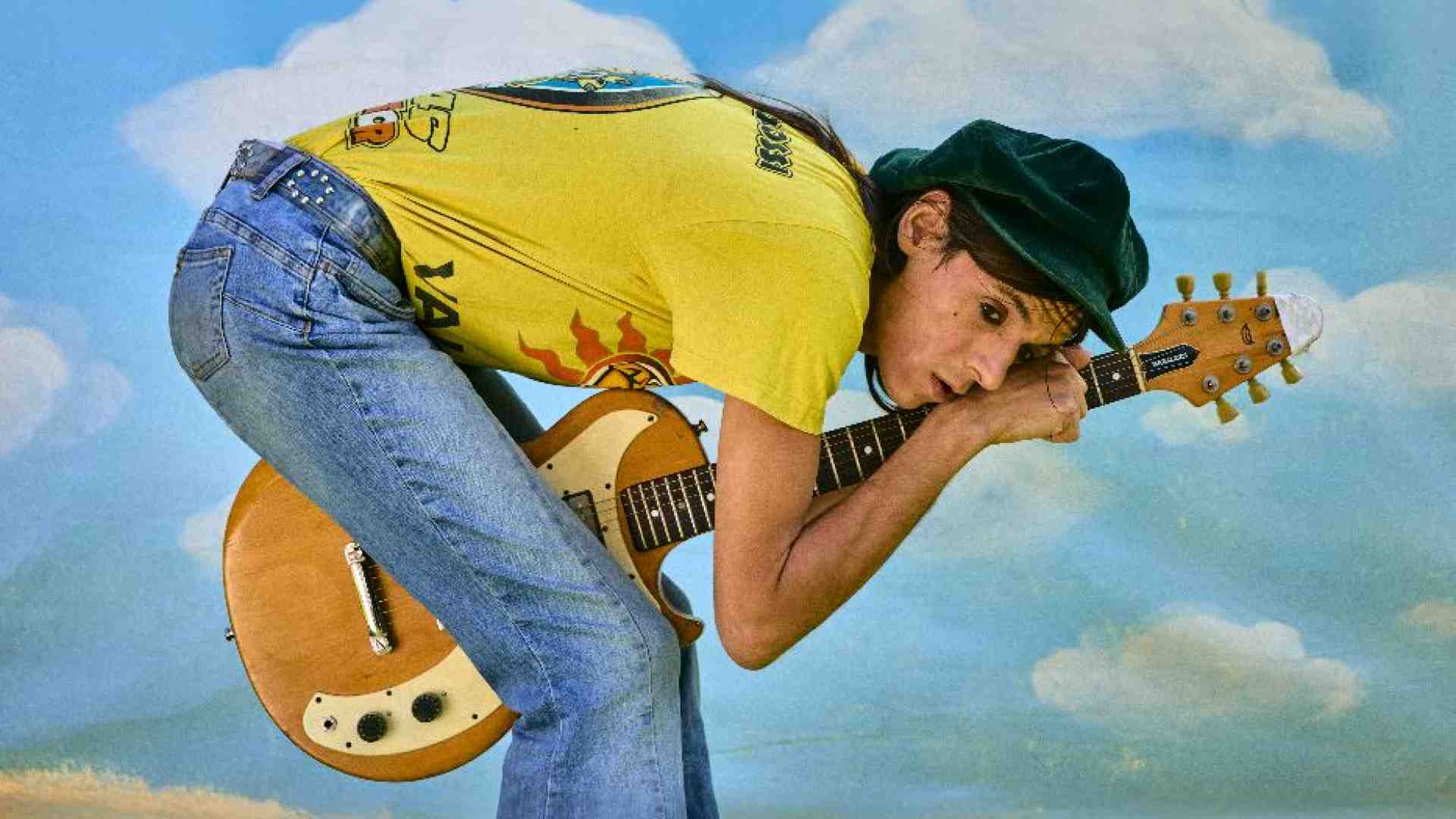 Immagine di Lucio Corsi: «Sogno coi piedi per terra». Perché il suo album ci piace