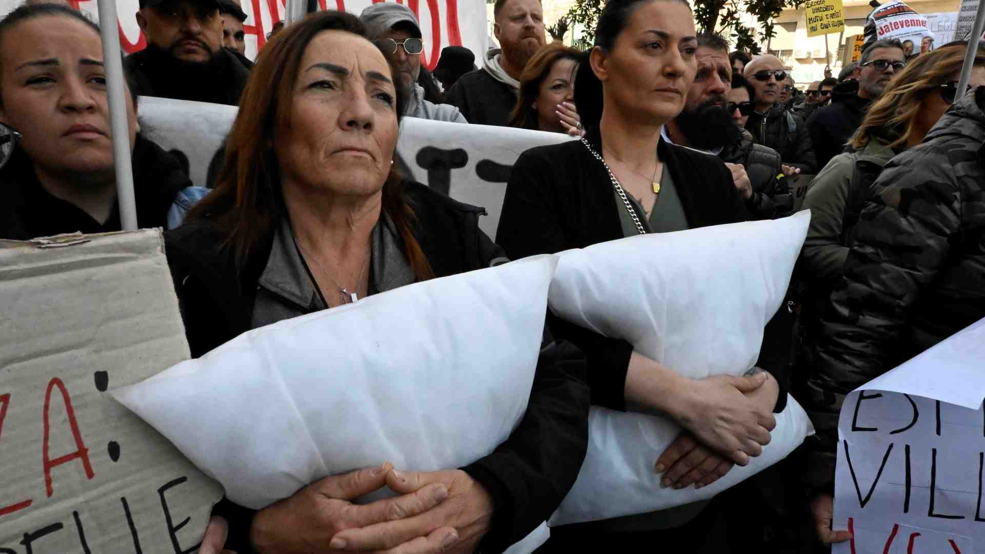Immagine di «Noi non dormiamo più»: nei Campi Flegrei va in scena la protesta dei cuscini
