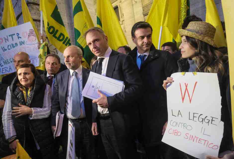 Coldiretti-governo, l'enorme conflitto d'interessi su Efsa e "carne sintetica"