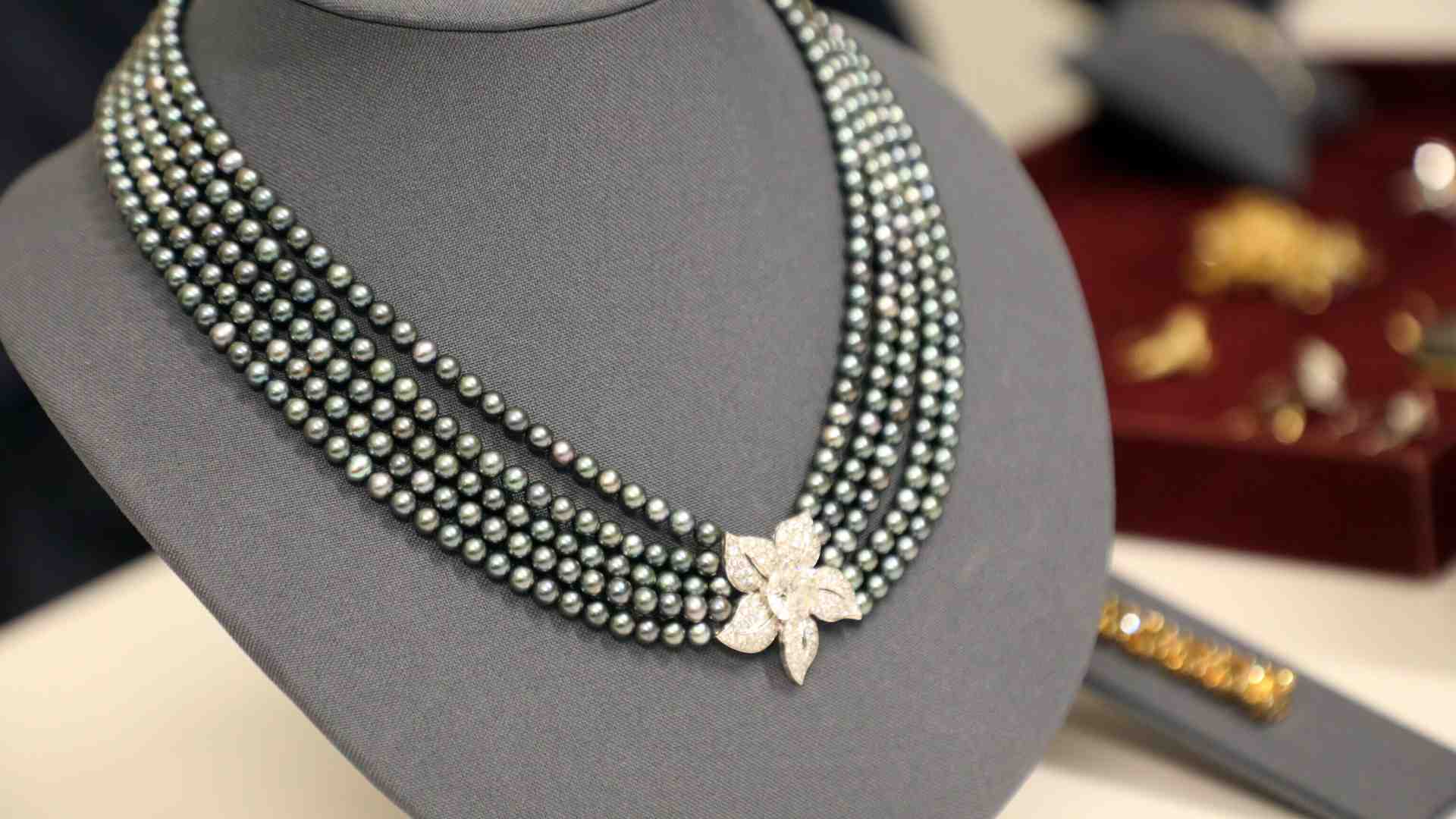 Immagine di Business o necessità? La discreta, elegante coda per vendere i gioielli