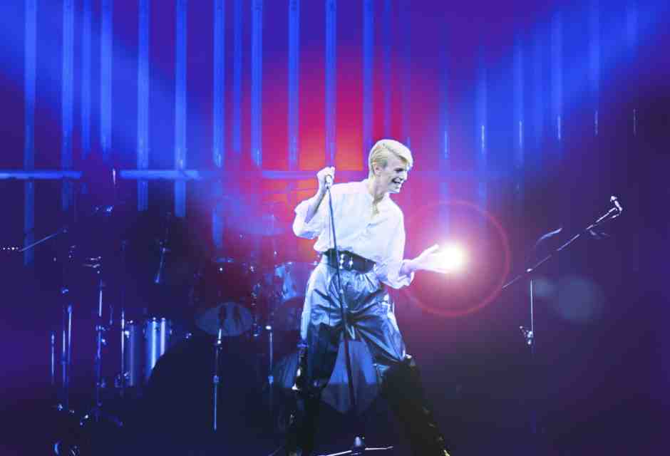 David Bowie sul palco alla Deutschlandhalle di Berlino (foto Getty)