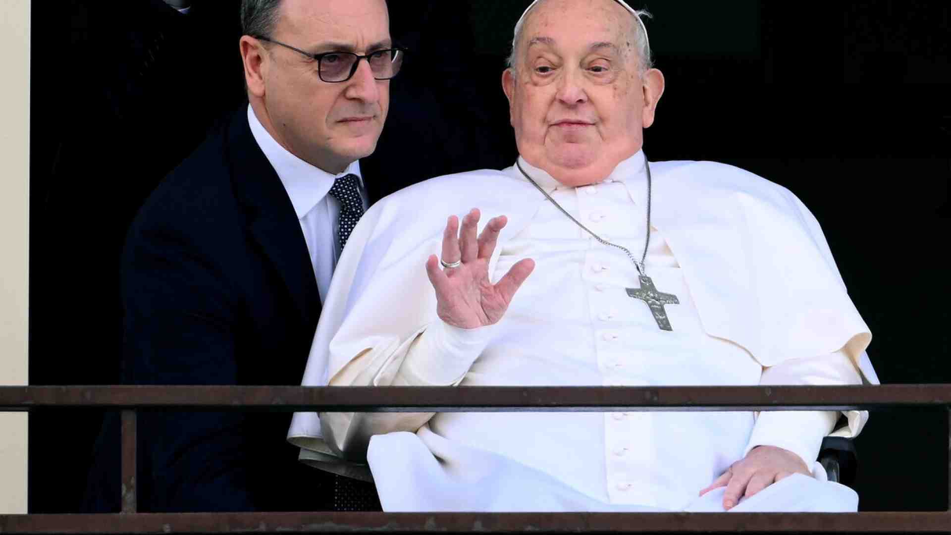 Immagine di Papa Francesco ha lasciato il Gemelli. Il saluto ai fedeli e il rientro in Vaticano