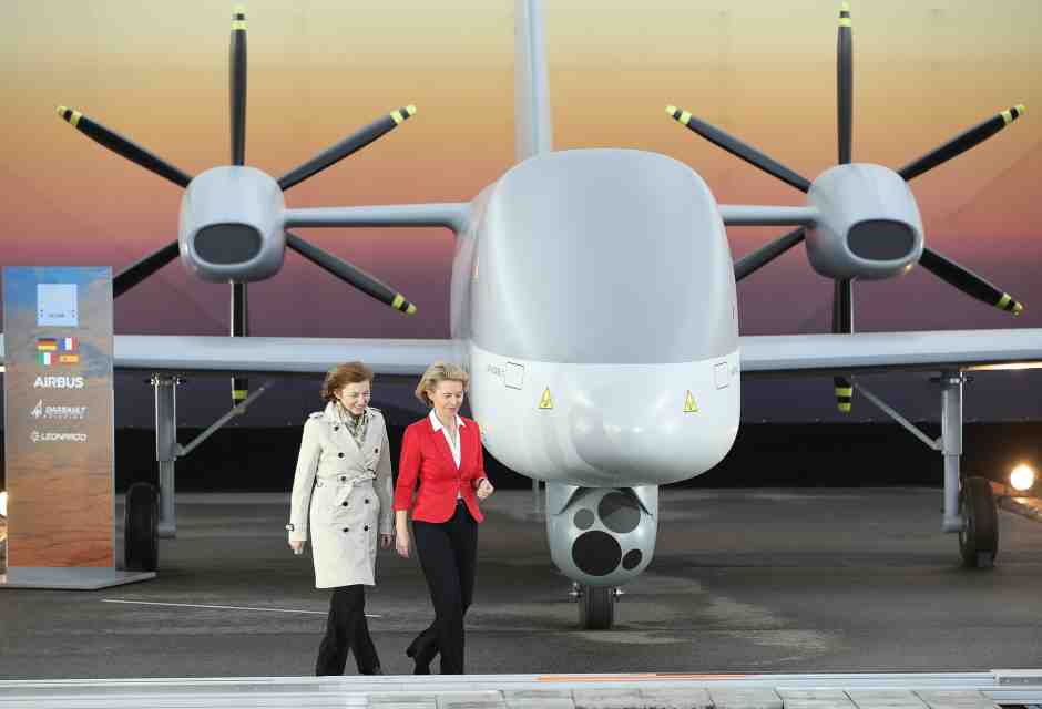 Ursula von der Leyen, allora ministro della Difesa tedesco, con il suo omologo francese Florence Parly nel 2018, davanti all&rsquo;Eurodrone (Getty)&nbsp;<br />