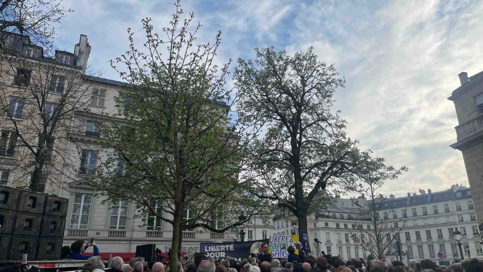 Immagine di Le parole, la solidarietà e una piccola speranza nella piazza per Sansal, a Parigi