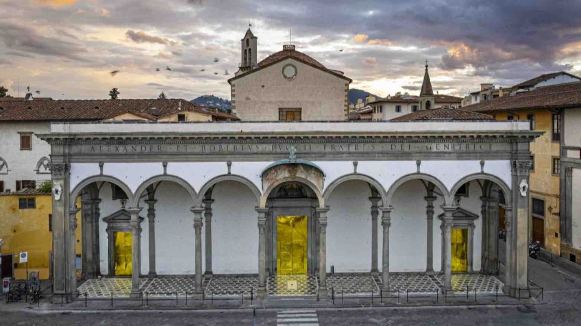 Immagine di A Firenze le coperte termiche dei migranti sulle porte della Basilica