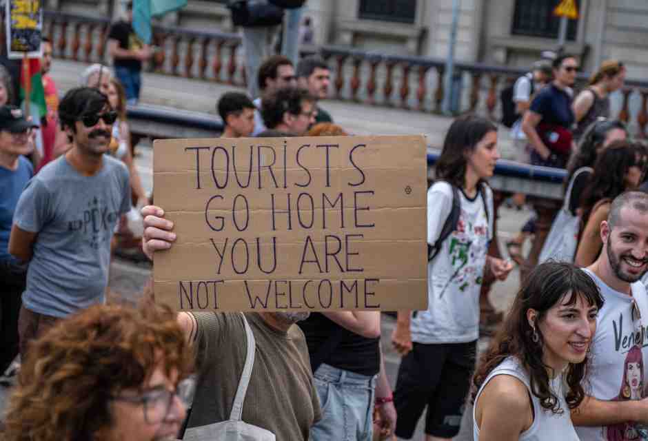 &nbsp;Le proteste a Barcellona contro i turisti - foto via Getty Images