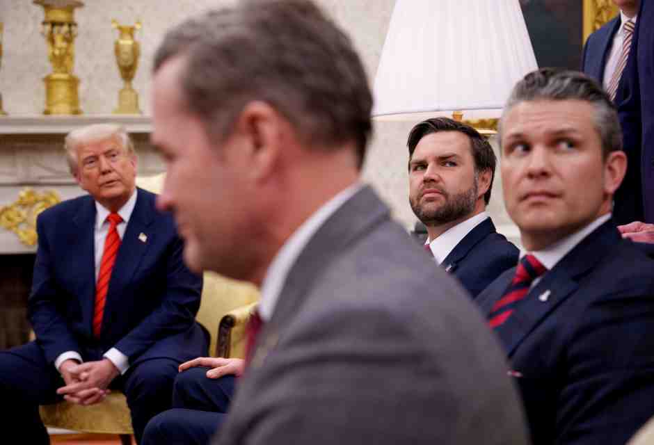 Trump con il consigliere per la sicurezza Michael Waltz (in primo piano, fuori fuoco), JD Vance e il segretario alla Difesa Pete Hegseth (Foto di Andrew Harnik/Getty) <br />