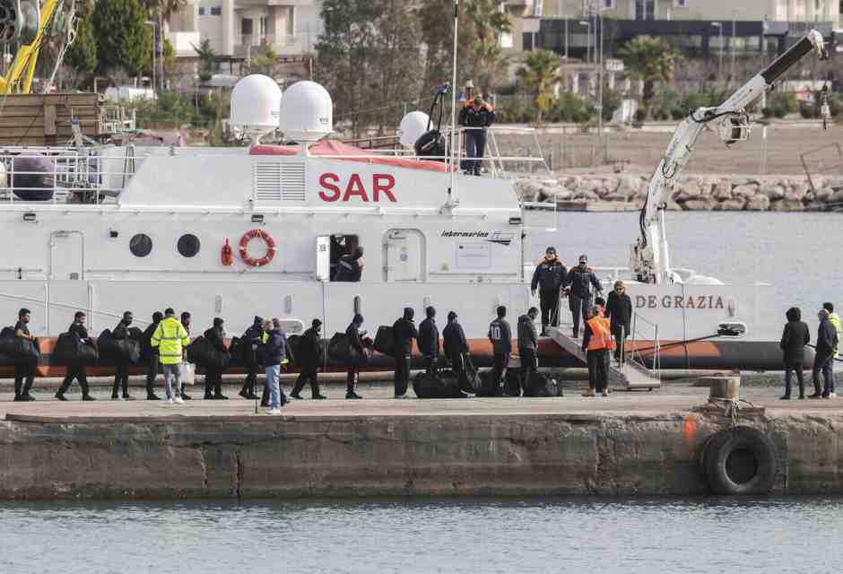 La Guardia costiera italiana si occupa del trasferimento dei migranti dai centri in Albania (AP Photo/Vlasov Sulaj) <br />