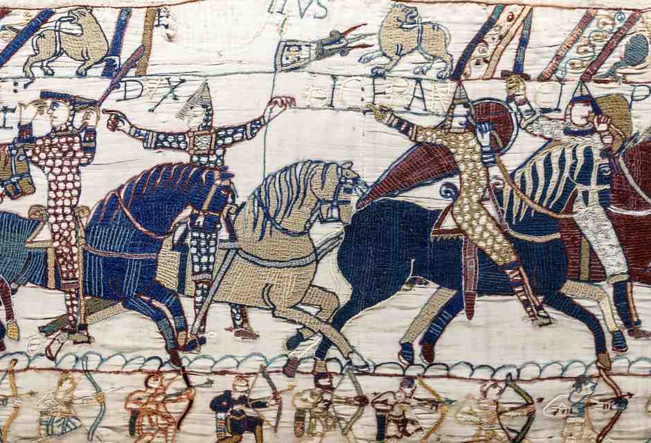 Il duca Guglielmo si toglie l'elmo per farsi riconoscere durante la battaglia di Hastings (Wikimedia commons)