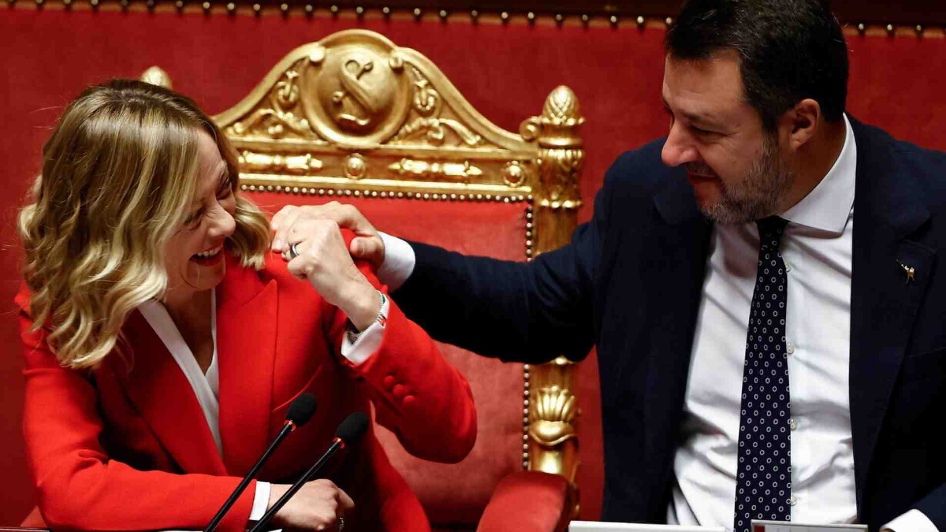 Immagine di Meloni fa le carezze a Salvini: Piantedosi estende il mandato di Zaia