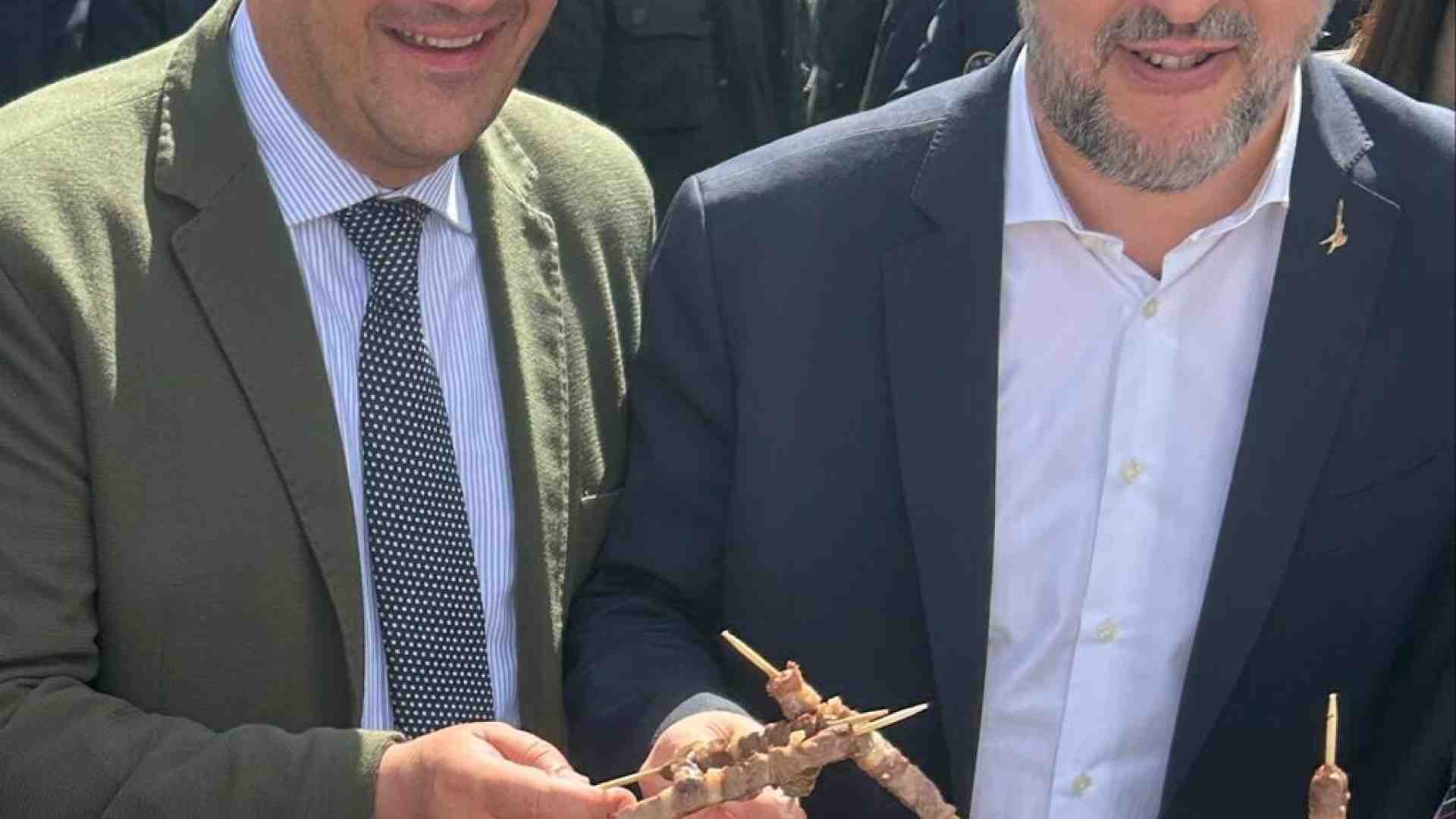 Immagine di Gli arrosticini di Salvini, tra un vertice a Palazzo Chigi e un question time alla Camera