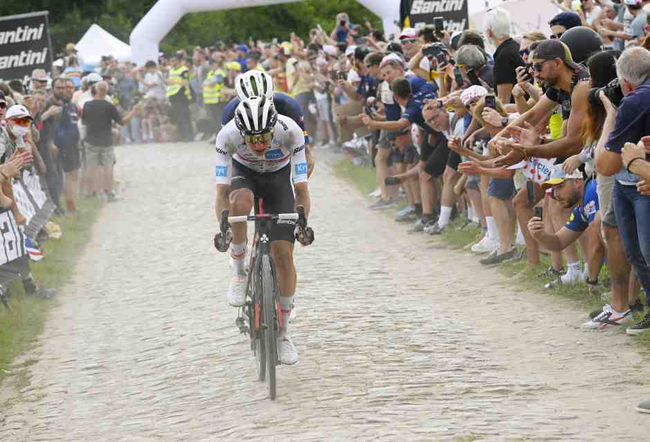 Tadej Pogacar durante la 5a tappa del Tour de France 2025, quella che percorreva parte del pav&eacute; della Parigi-Roubaix (foto Getty Images)