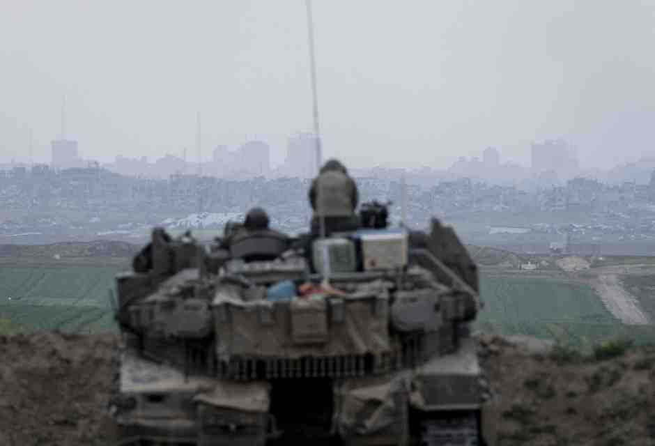 Soldati israeliani seduti su un carro armato di fronte alla Striscia di Gaza il 18 marzo 2025 (Foto di Amir Levy/Getty Images)&nbsp;<br />