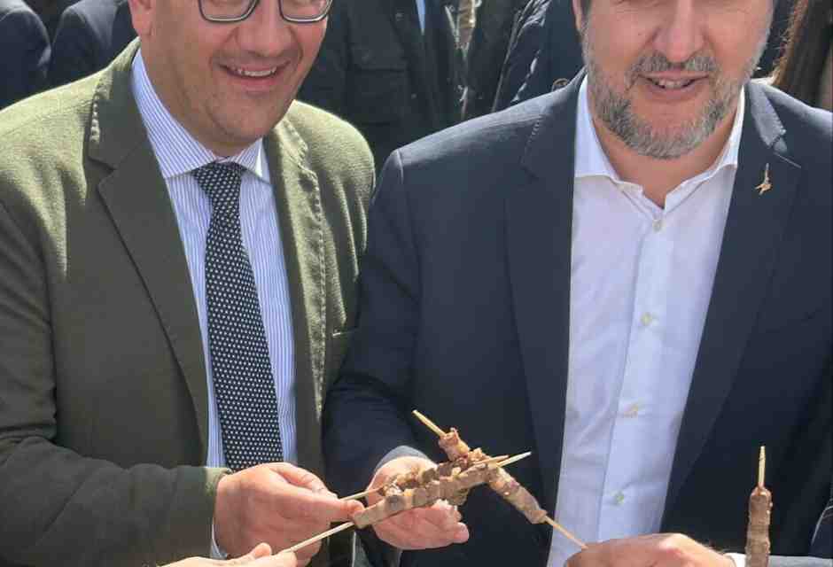 Gli arrosticini di Salvini, tra un vertice a Palazzo Chigi e un question time alla Camera