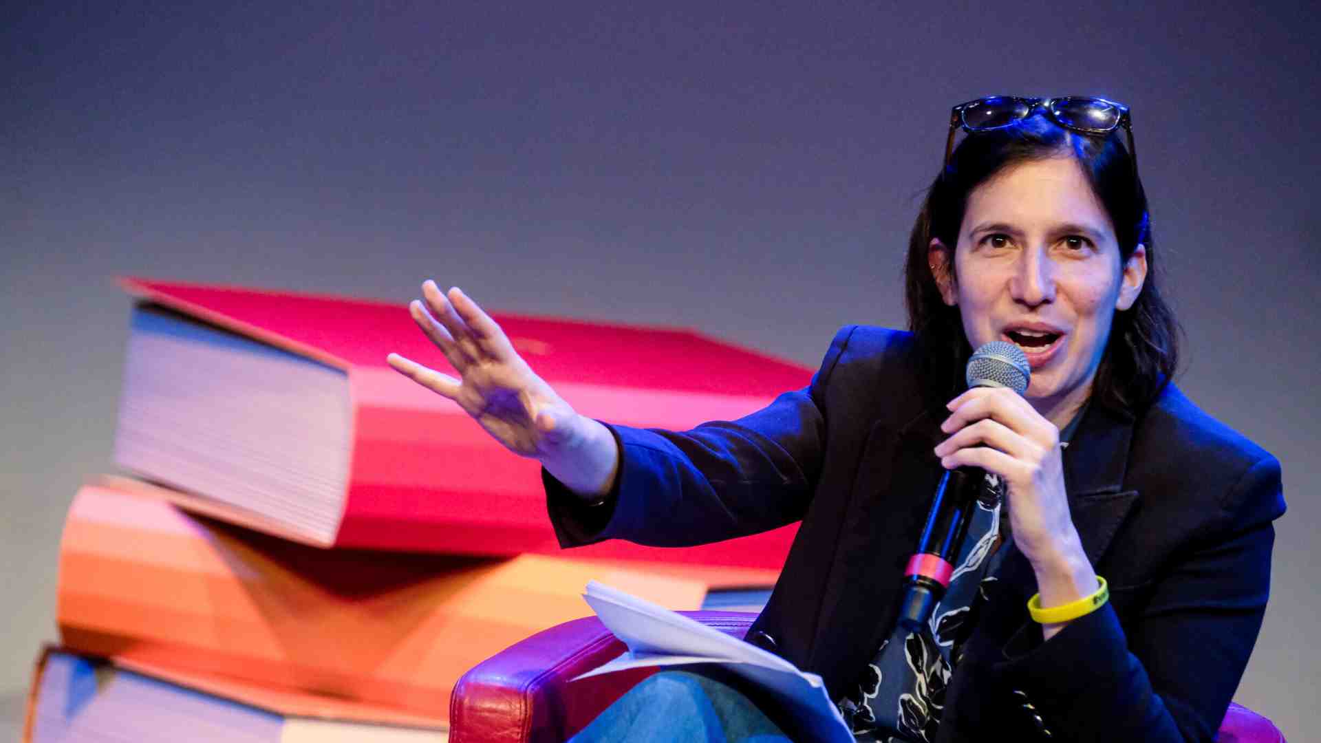 Immagine di Schlein stoppa Franceschini il "mammo" e dice: "Ci vuole fregare". Il Pd ride: "Serve per perpetuare la dinastia"
