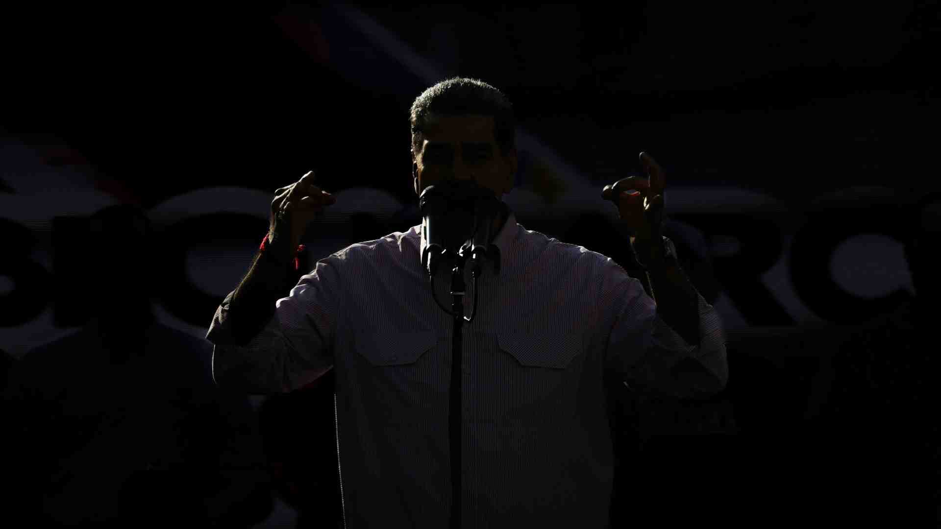 Immagine di Maduro lancia la settimana corta in Venezuela: manca l’elettricità