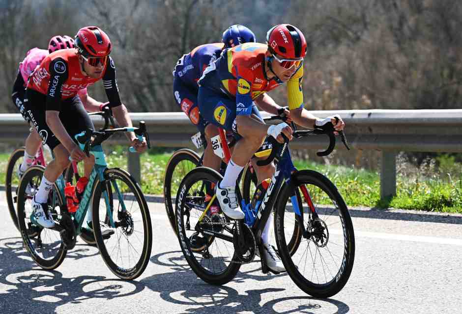 <strong style="font-family: Arial, Verdana, sans-serif; font-size: 12px;">Lennard K&auml;mna nel corso della 4a tappa della Volta a Catalunya 2025 (foto Getty Images)</strong>