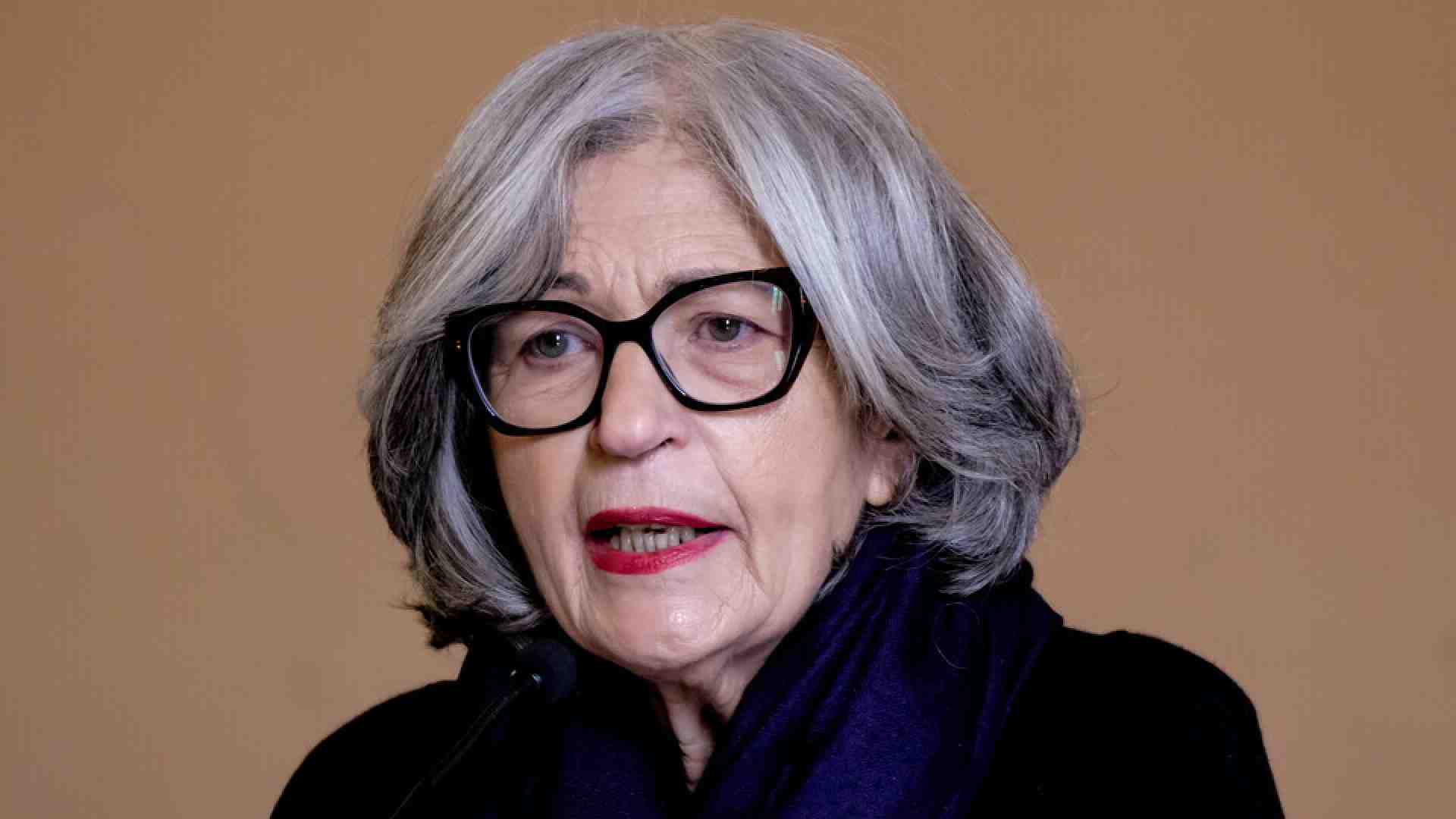Immagine di Finocchiaro: "Togliere il cognome del padre ai figli è una discriminazione al contrario"