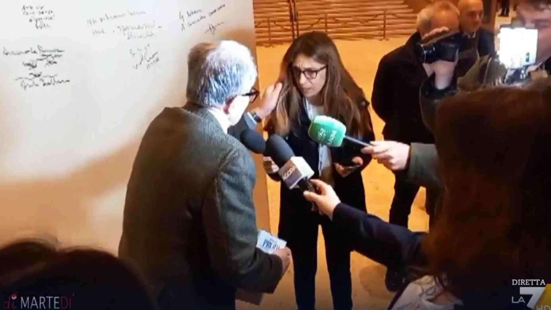 Immagine di Intere pagine dedicate al più grave episodio di violenza dai tempi delle BR: la tirata di capelli di Romano Prodi