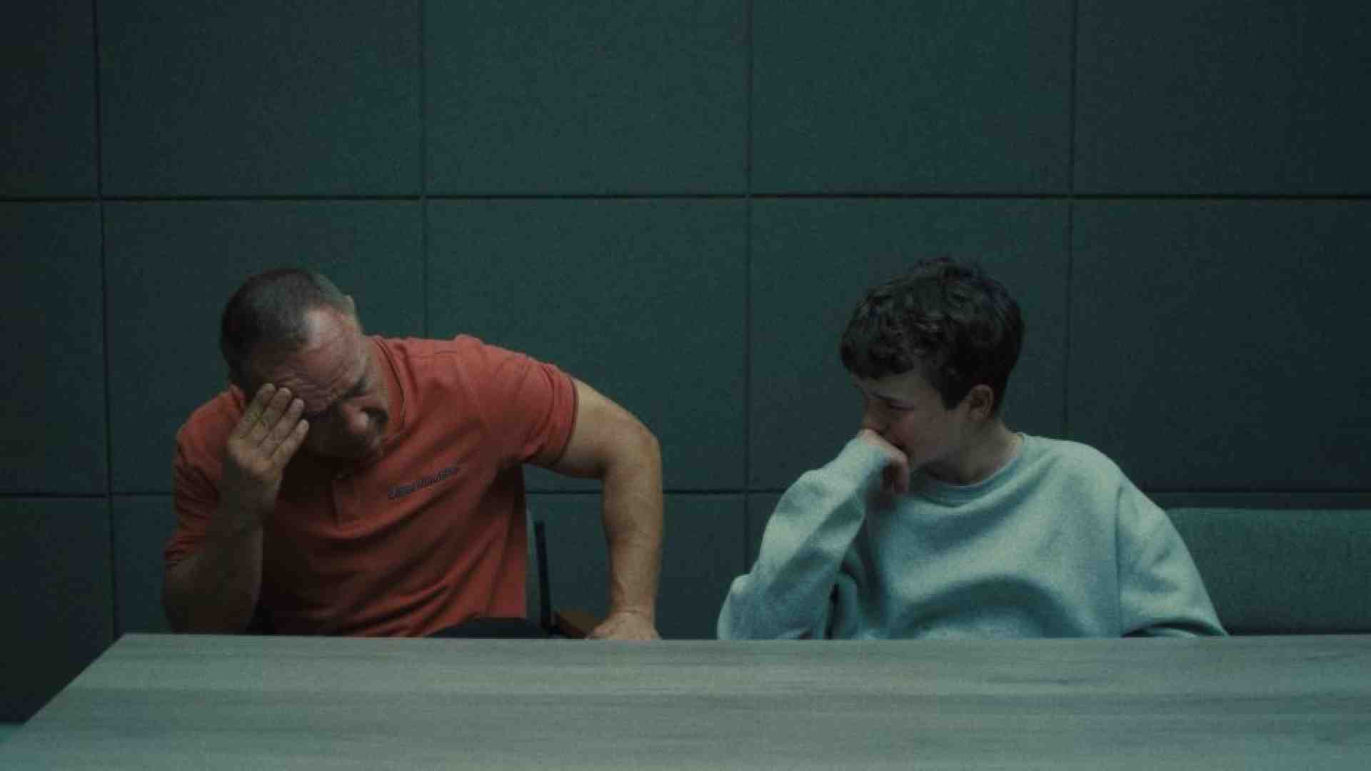 Immagine di «Adolescence», i figli chiusi in cameretta e la paura di non sapere chi sono