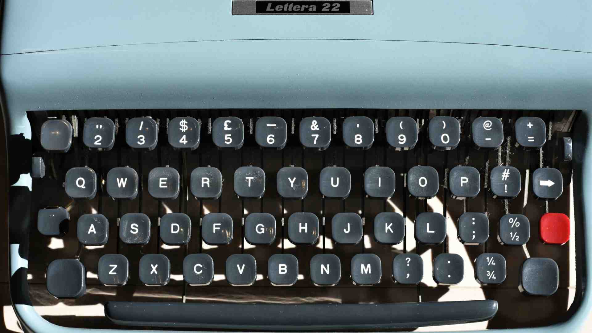 Immagine di Le vite incarnate dal Vecchio Cibernetico e la sua Olivetti Lettera 22