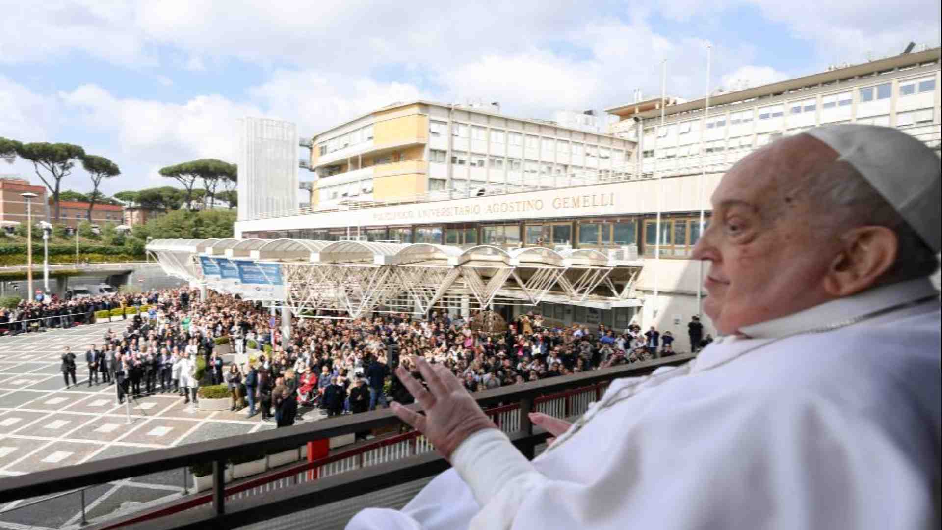 Immagine di Il ricovero del Papa "superstar" nei Tg e Gr italiani