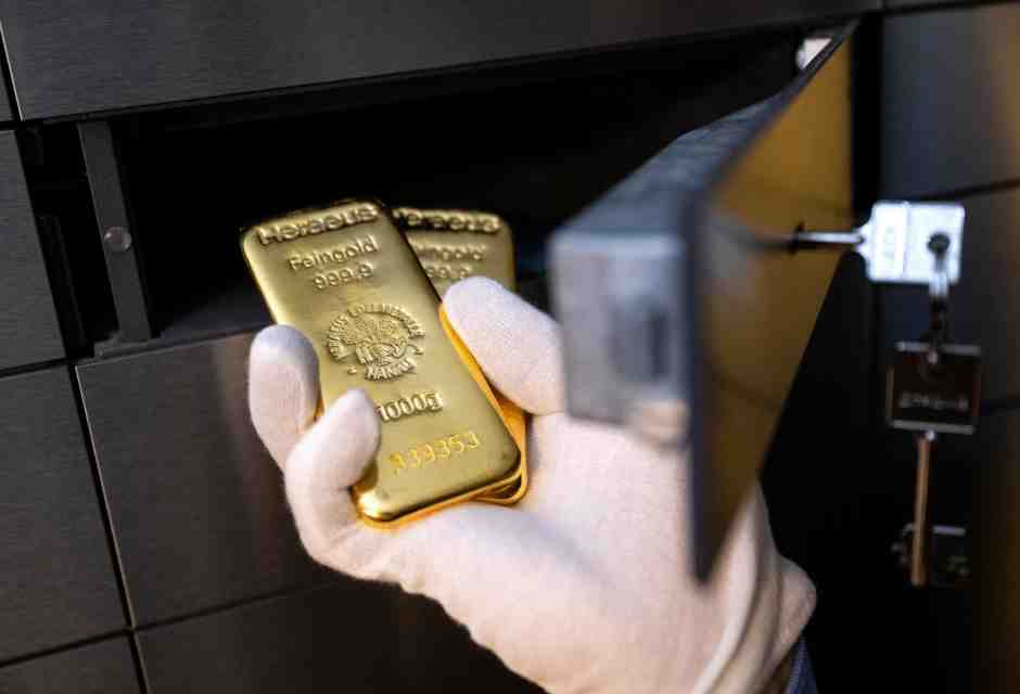 Monaco di Baviera, un uomo mette due lingotti d'oro in un caveau del commerciante di metalli preziosi Pro Aurum (Getty Images)&nbsp;<br />