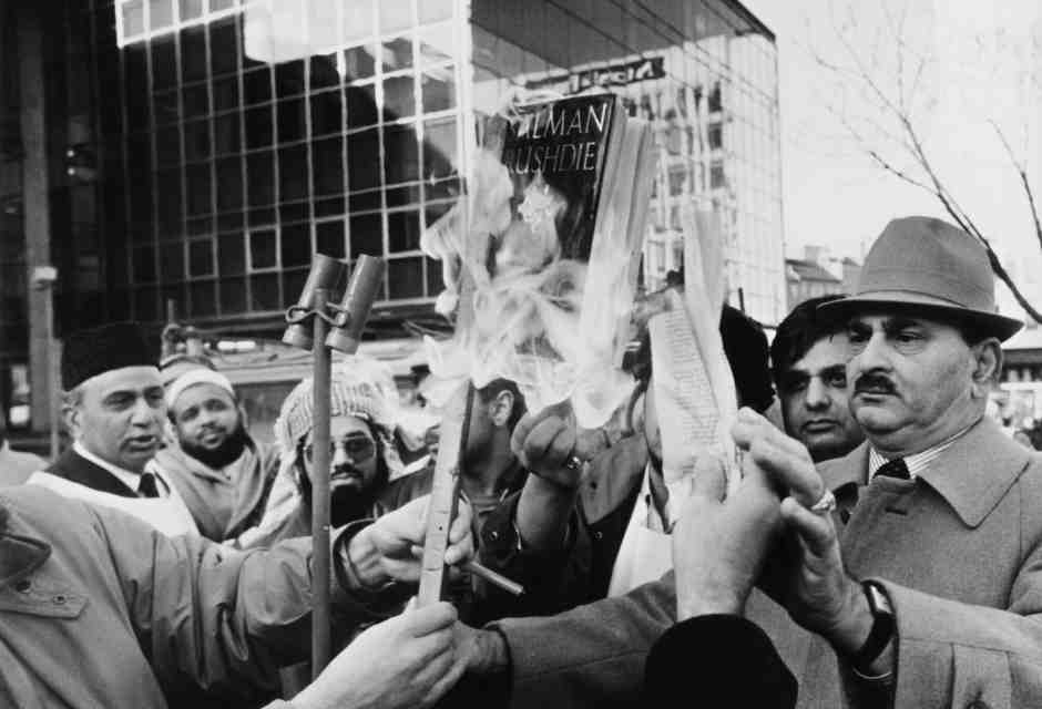 Un rogo di libri di Salman Rushdie a Bradford, Regno Unito, nel 1988 (Getty) <br />