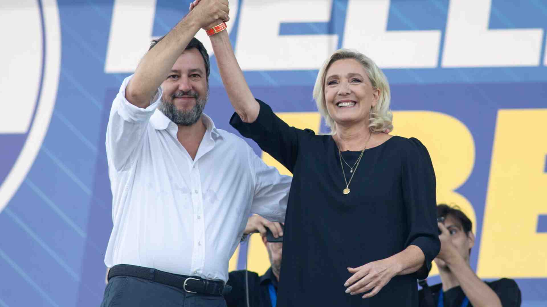 Immagine di Salvini difende Marine con il suo Le Pen club. Vannacci vice vuole il sud. Lascia il "genio" Foa jr