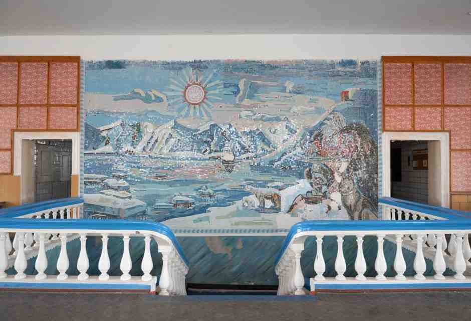 Norvegia, Pyramiden: un mosaico nell'ex mensa dell'insediamento minerario sovietico abbandonato (Sebastian Kahnert/Getty Images) <br />