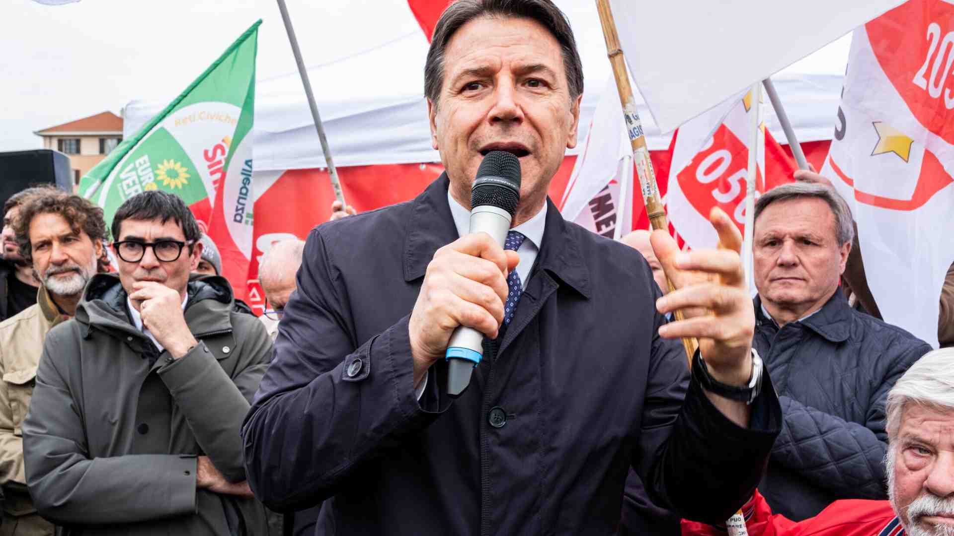 Immagine di L’imbarazzo a Cinque stelle per la tiktoker in piazza. Nemesi per il partito del clic