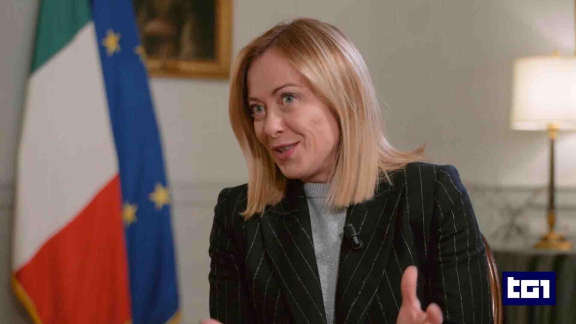 Immagine di Meloni, nel bunker, ripete: sui dazi niente panico. Imprese, sindacati e opposizioni l'assediano