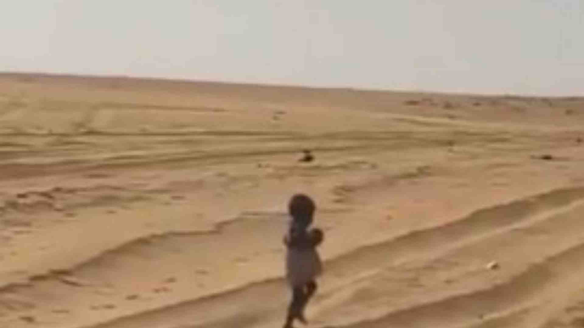 Immagine di Il video choc della bimba da sola nel deserto: «Dov'è l'Europa?»