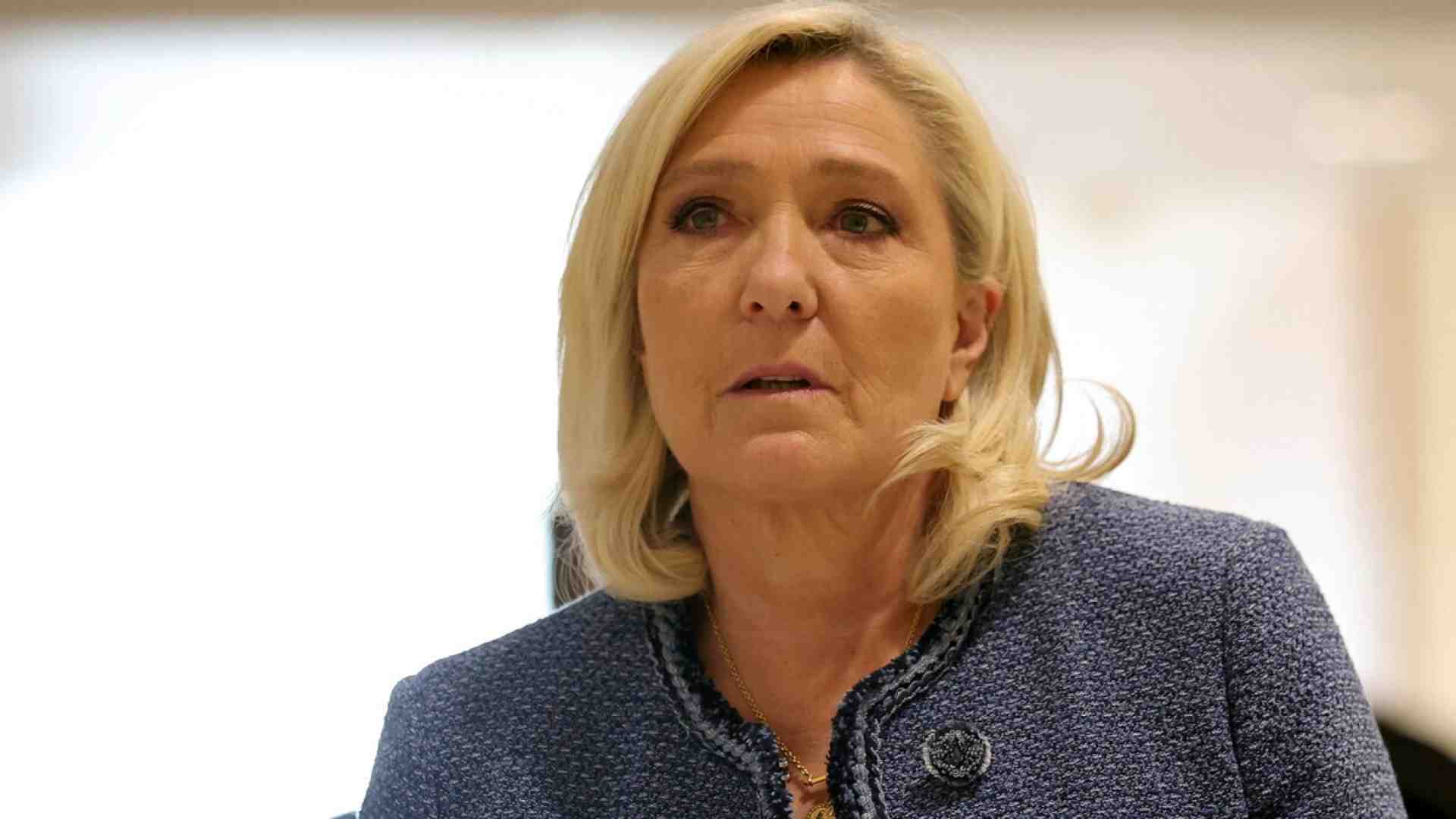 Immagine di La strategia di Le Pen: volantini, petizioni, ricorso rapido e la piazza