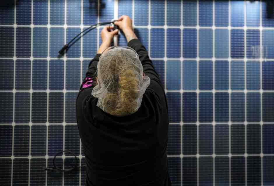 Fabbrica di pannelli solari della coreana Hanwha Qcells Solar negli Usa (LaPresse)<br />