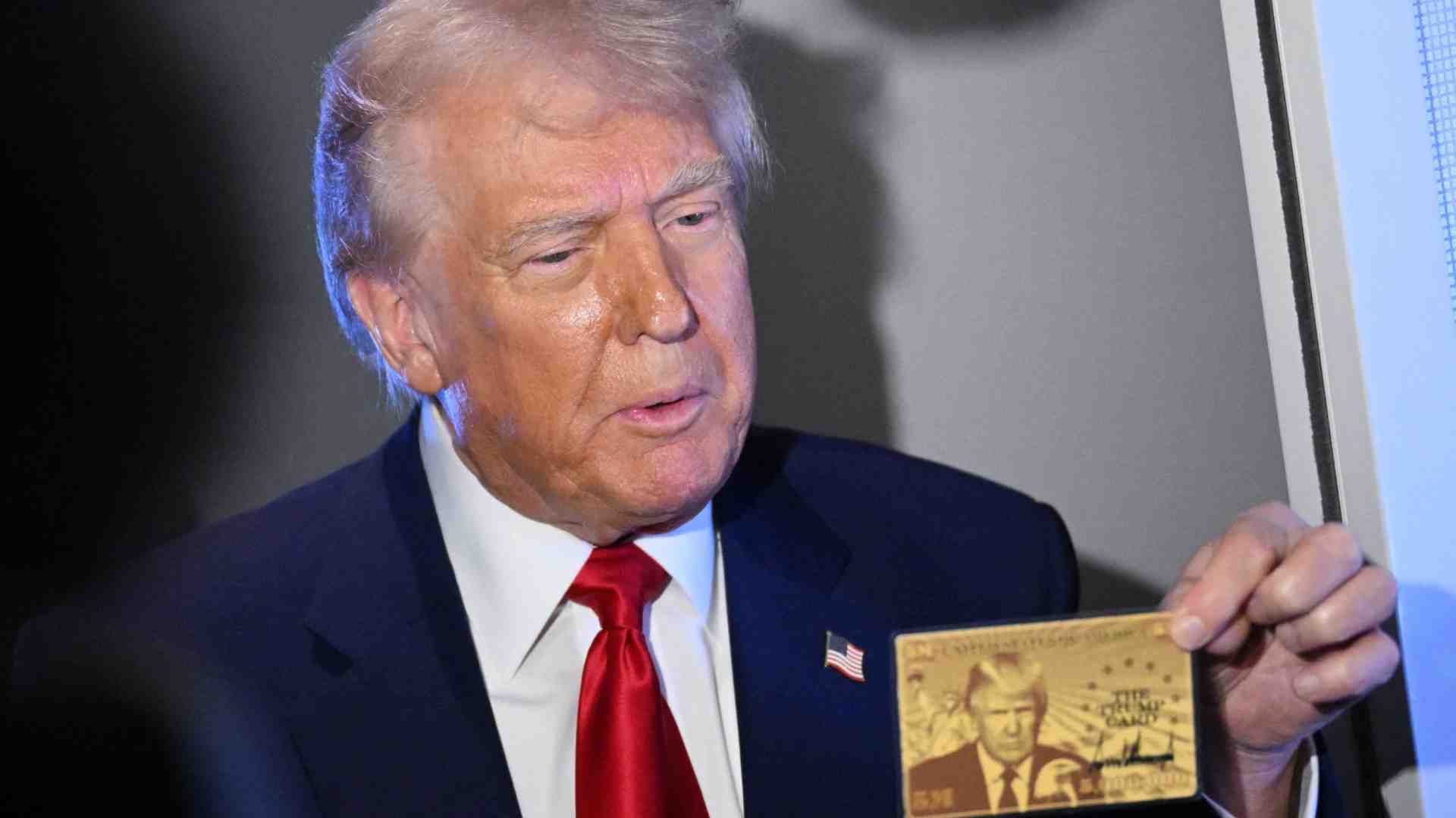 Immagine di C'è la faccia di Donald Trump sulla carta d'oro per i visti ai supericchi