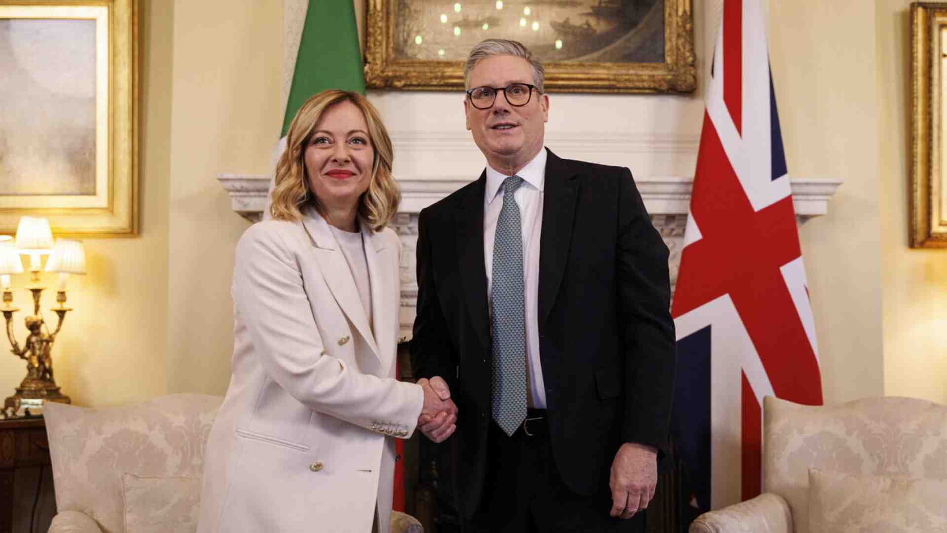 Immagine di L'altalena di Meloni sui dazi fra Trump e l'Ue: sente Starmer e vede Weber