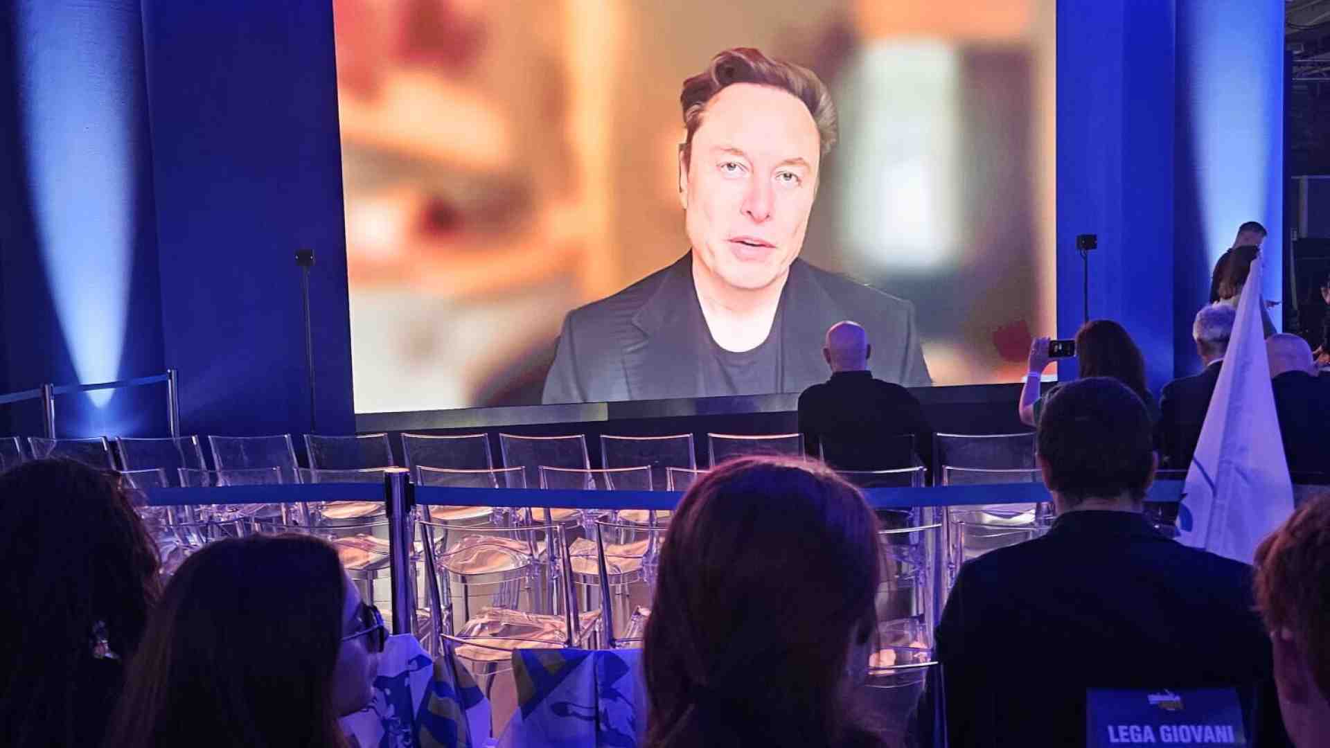 Immagine di Elon Musk al Congresso Lega: "Spero dazi zero Usa-Ue. Ci parlo io con Trump" e Salvini si esalta