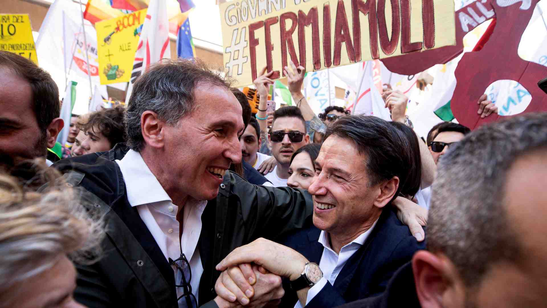 Immagine di Conte alla manifestazione del no al riarmo: «Qui un'alternativa al Governo»