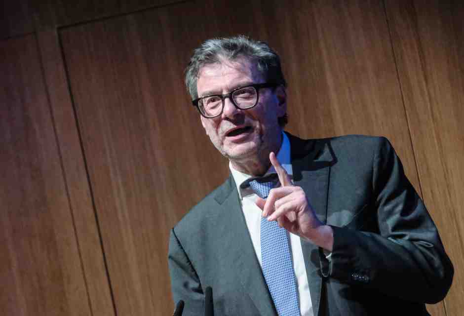 Il "virologo" Giorgetti: "No ai contro dazi, sangue freddo e niente panico. Le imprese resisteranno. E' come il Covid"