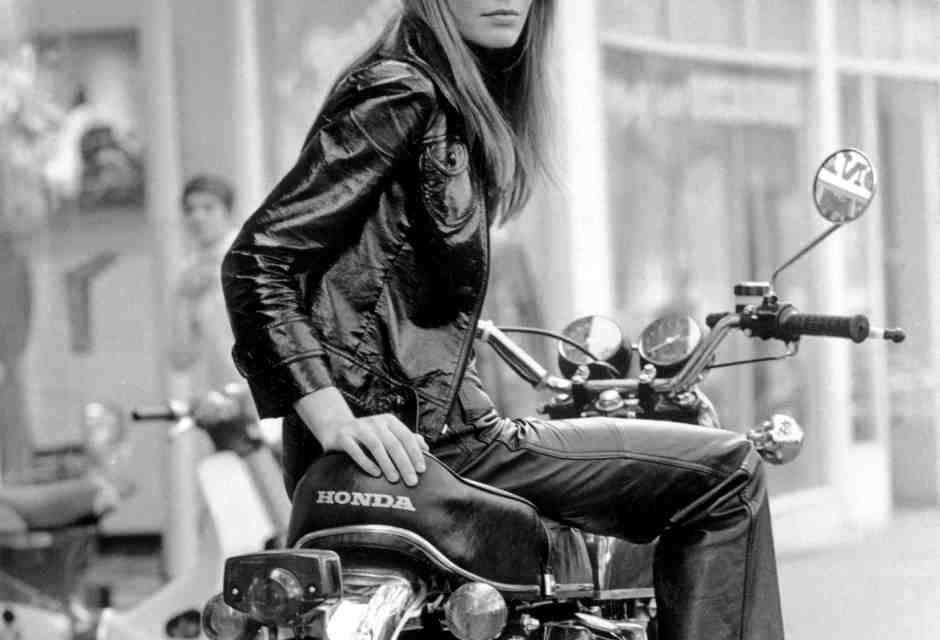 &nbsp;Fran&ccedil;oise Hardy, scomparsa meno di un anno fa, negli anni Sessanta di &ldquo;Salut les copains&rdquo;, &egrave; ancora un esempio di coolness.<br />
