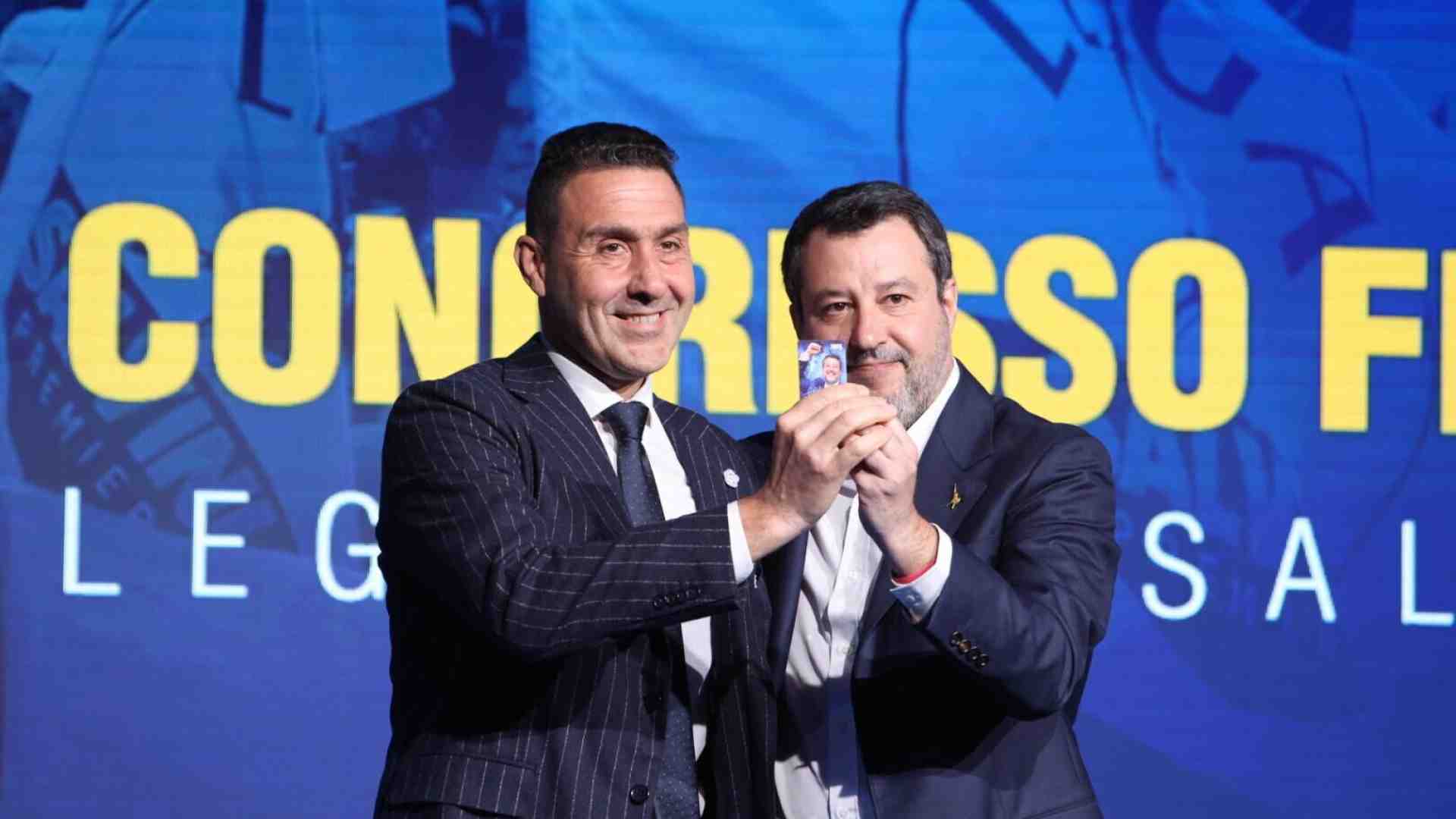 Immagine di Vannacci "il tesserato". Salvini gli consegna la tessera della Lega: "Da oggi avanti insieme"