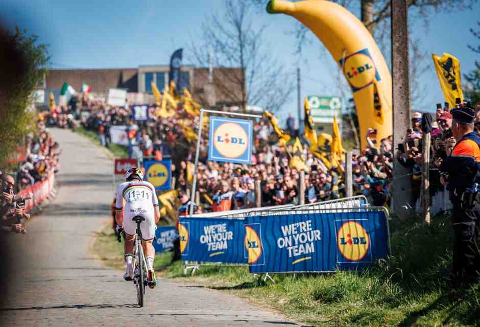 <span style="font-family: Arial, Verdana, sans-serif; font-size: 12px;">Tadej Pogacar solo davanti a tutti sul Paterberg al Giro delle Fiandre (foto Getty Images)</span>