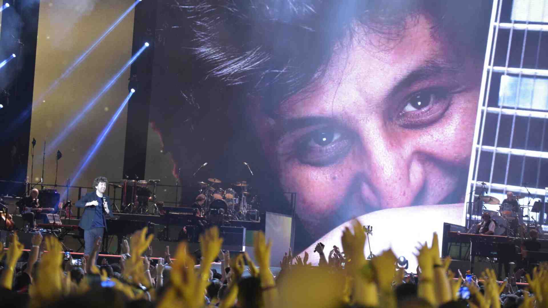 Immagine di Pino Daniele, Maradona e Totò tra isterismi e venerazione. Ecco i nuovi santi di Napoli
