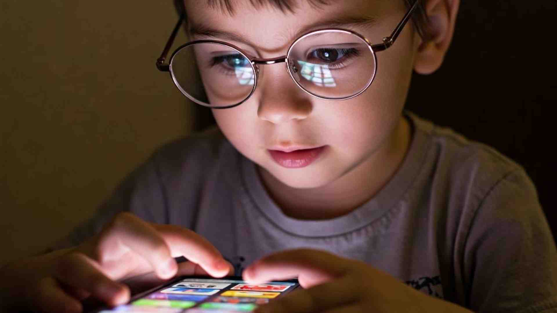 Immagine di Nel 2050 metà degli italiani saranno miopi: «Bimbi troppo tempo col cellulare»