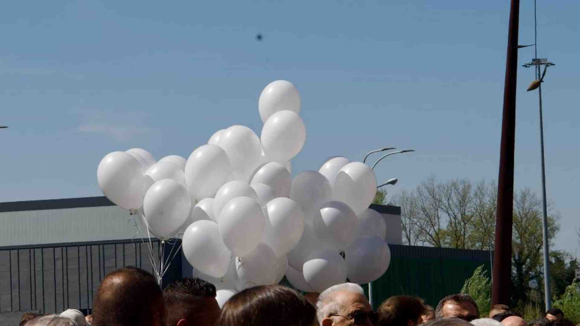 Immagine di L'ultimo saluto a Sara e Ilaria: «L'amore non uccide»